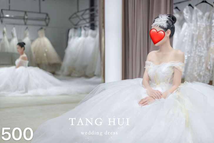 新上架婚纱,秒500。