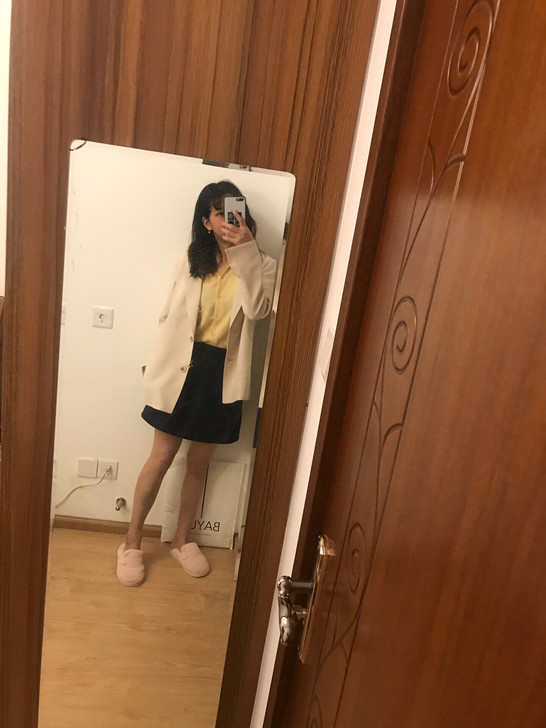 优衣库衬衫，小立领款式的，材质相当细腻柔软...