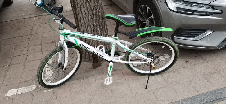 孩子小学买的，不会骑，一直放着，现在长高骑...