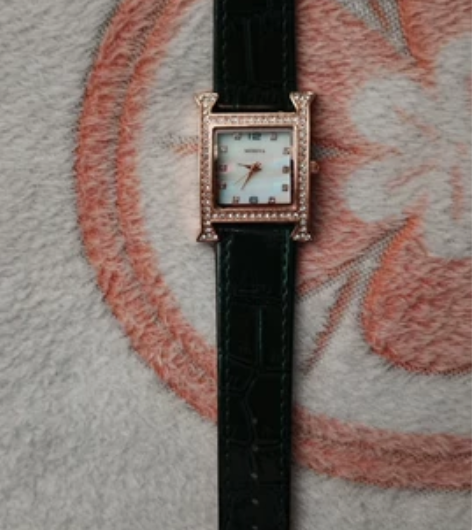 墨绿色手表，全新，有礼盒送人合适 价格便宜...