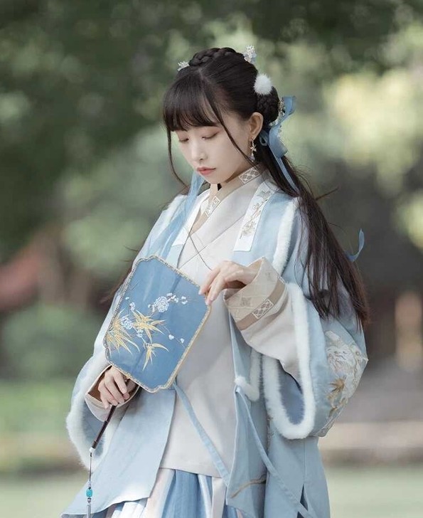 【十三余 小豆蔻儿】[灵犬] 绣花对襟短袄...