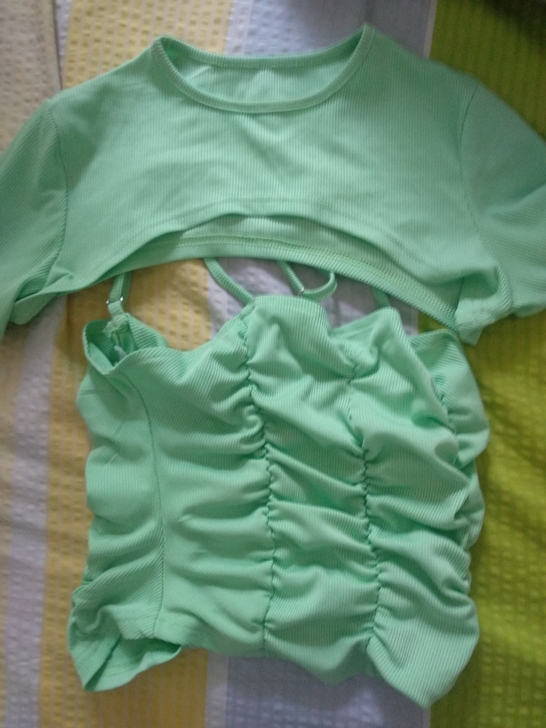 黑色草莓家吊带和短袖,微露酥胸,纯欲风满满...