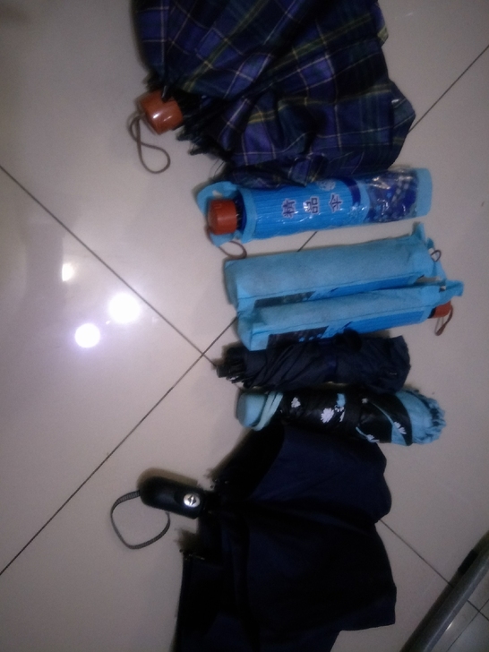 家里有些全新雨伞！旧太阳伞！看有需要的没！...