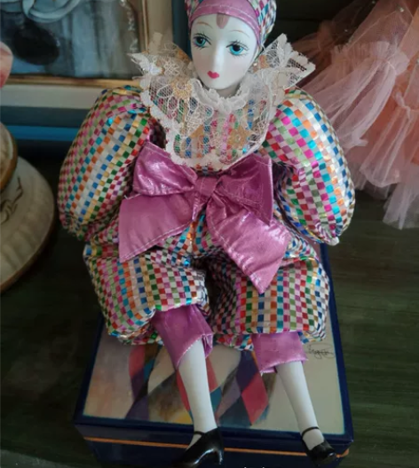 西洋古董蝴蝶结皮耶罗小丑娃娃 有着漂亮脸蛋...