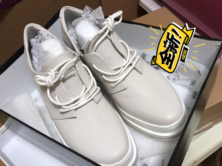 全新压纹牛皮，白色坡跟防水台单鞋。36码，...