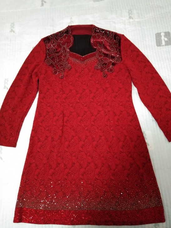 老妈在实体店花1000购买的全新婚宴礼服，...