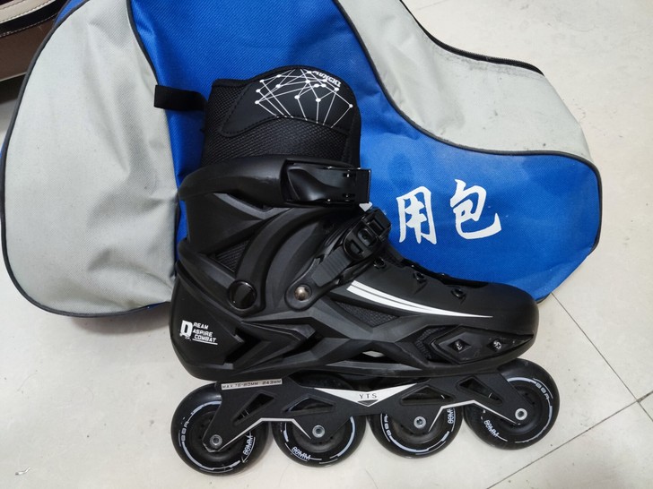 轮滑鞋几乎全新!所有东西都在,买了没怎么滑...