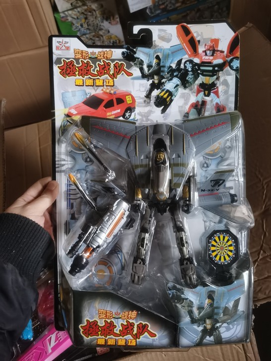 国产老货变形金刚拯救战队包装很不错