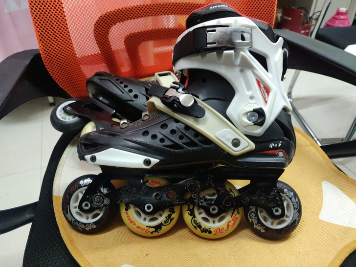 在学校参加轮滑社买的轮滑鞋,38码,毕业了...