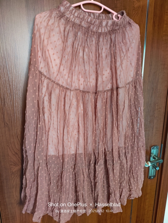 双层半身裙。砖红色百褶裙。