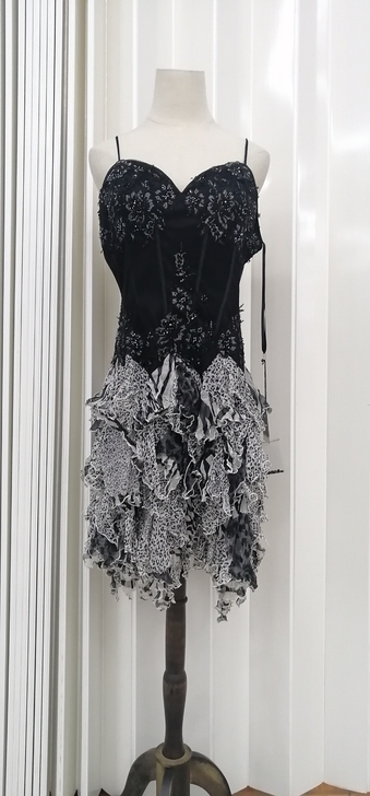 真丝吊带裙，上身网纱贴蕾丝，重工订珠，带胸...