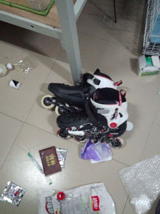 轮滑鞋，旱冰鞋，搬家多余了的带不走（其实是...