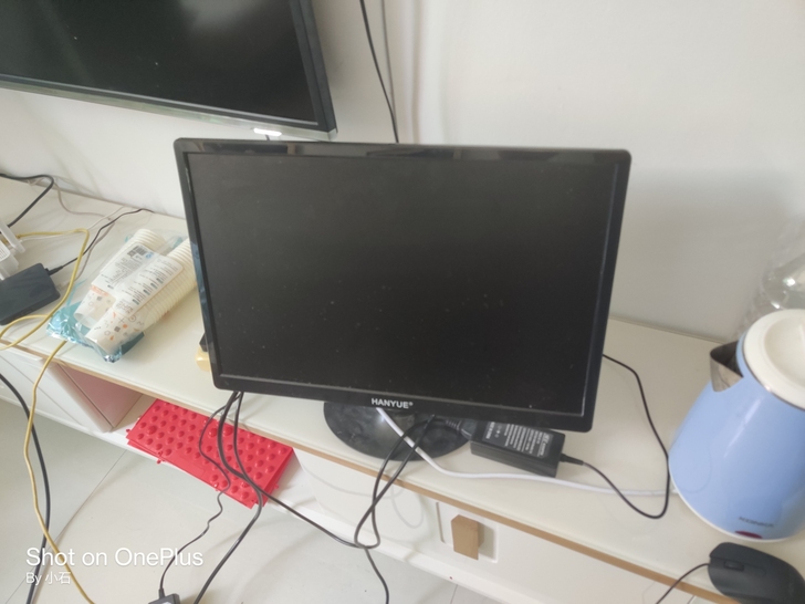 显示器，应该是21寸的？显示屏，可看监控