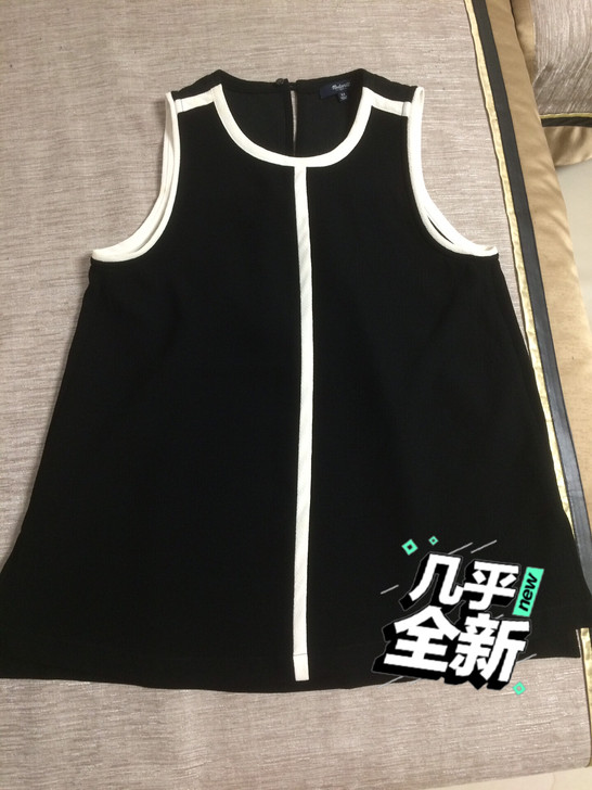 黑色无袖背心，有点小香风格，中长款吧！适合...