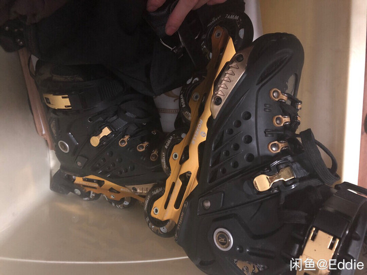 溜冰鞋加送整套护具，几乎全新搬家不想带