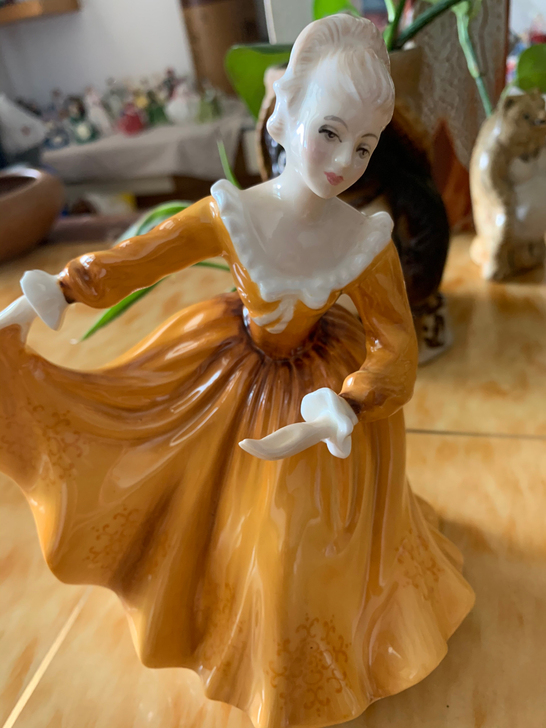 英国皇家道尔顿瓷偶