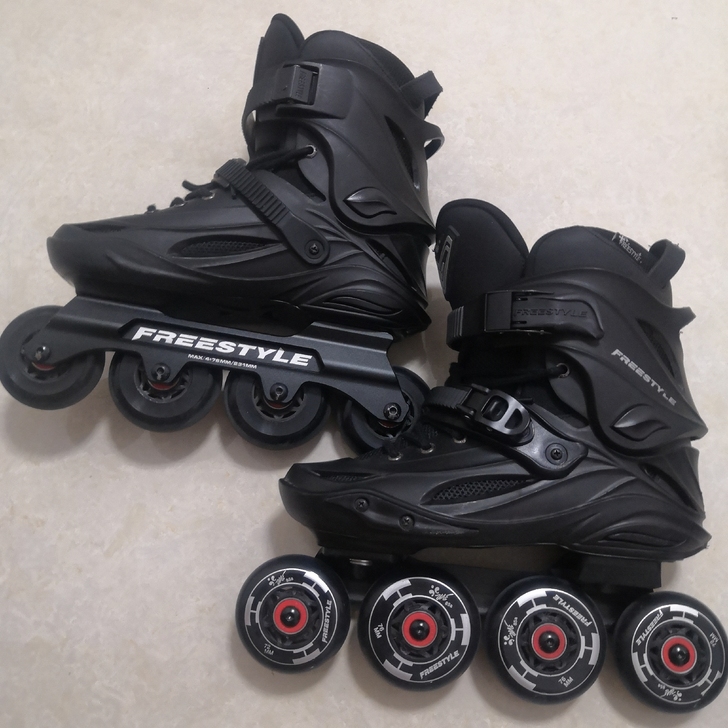free style轮滑鞋，37码，九成新...