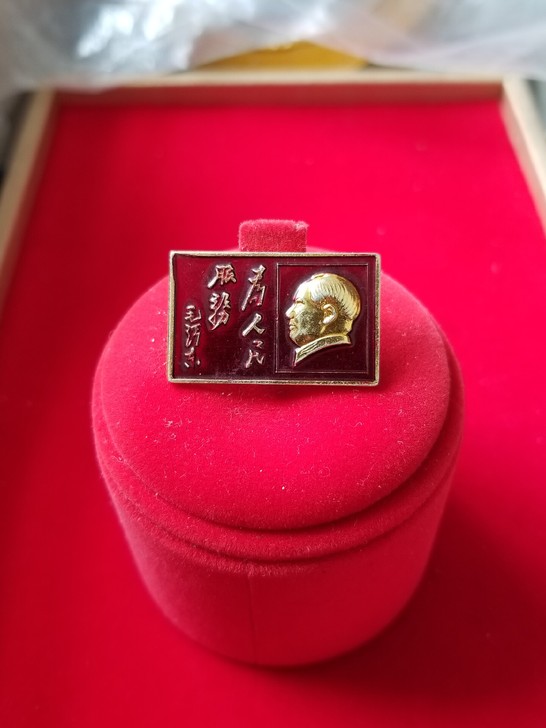 毛主席像章红色收藏毛主席像章为人民服务。品...