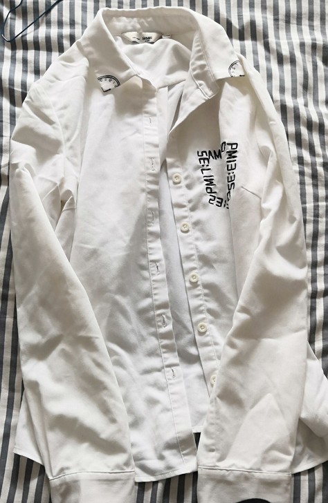 森马字母白衬衫