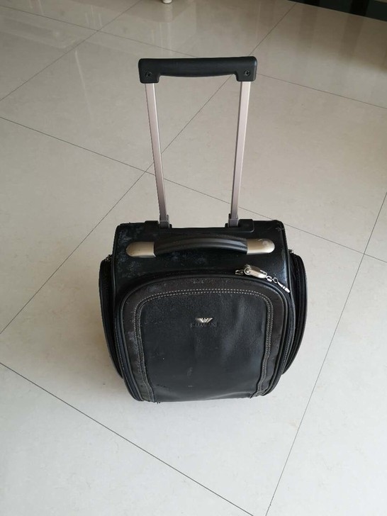 黑色皮行李箱 登机箱 外表有损伤 功能完好...