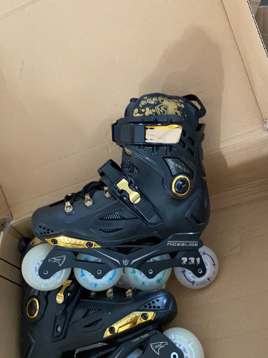 全闪轮专业溜冰鞋平花鞋花式轮滑鞋直排轮成人...