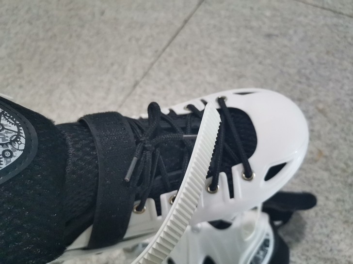 用来上滑冰课的，用了不到10次，是旱冰鞋改...