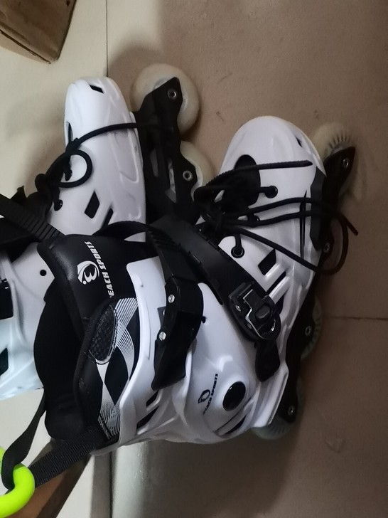 轮滑鞋带闪轮,买了将近3个月,只穿过一次。...