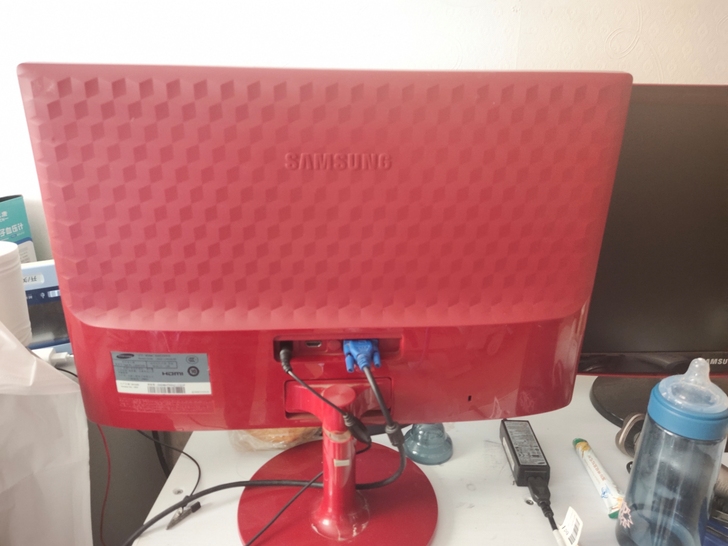 电脑显示器，三个三星，一个联想