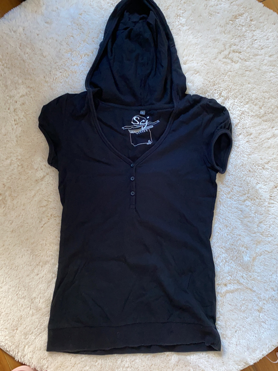 森马黑色连帽T恤，穿过1次，因为胖了穿不下...