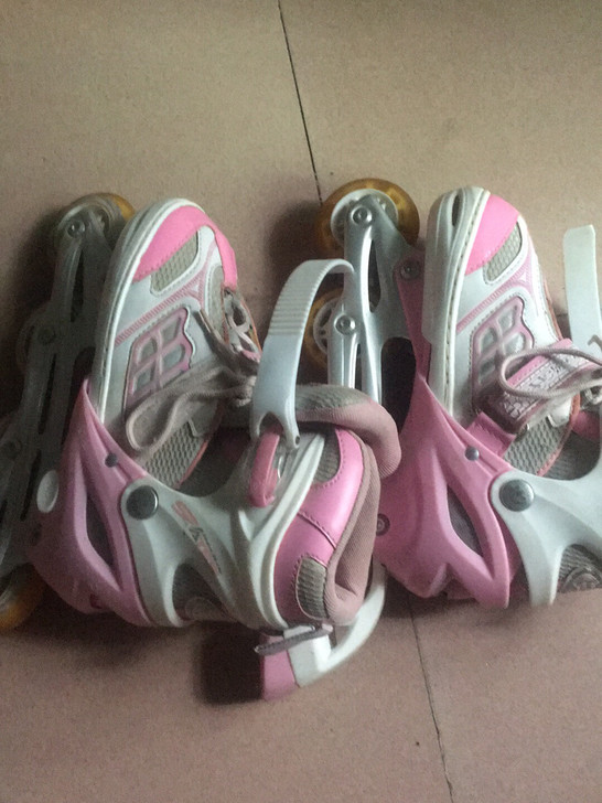 白金骑士滑冰鞋。78成新。 完成色完美。可...