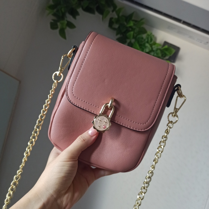 高璐达品牌斜挎包手机包，五百多买的，头牛荔...