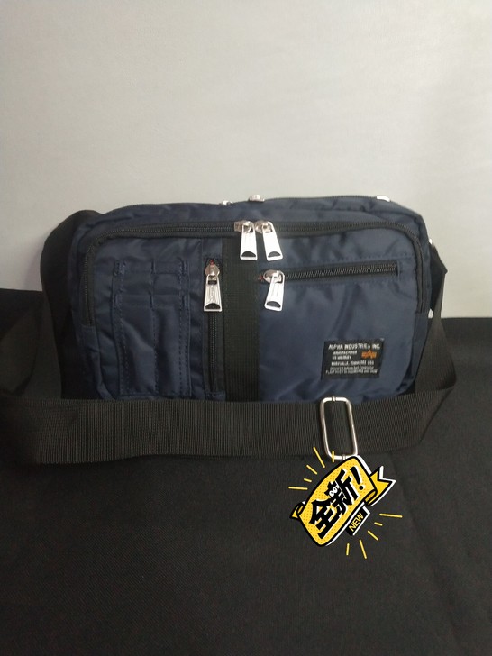 品牌单间包,斜挎包,可以改变胸前,胸后,斜...