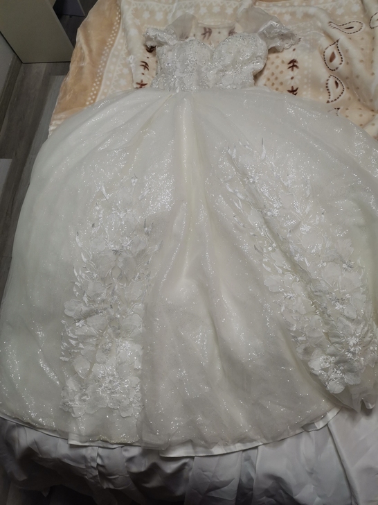 买来就穿了一个小时不到，举行完婚礼就换敬酒...