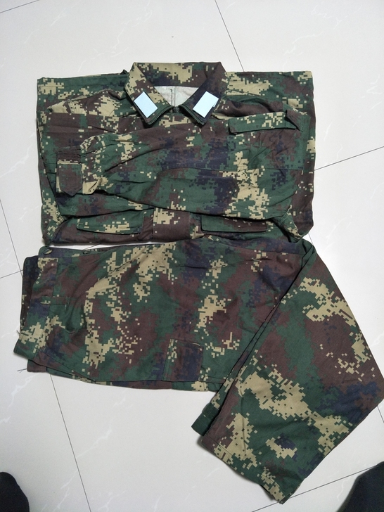二手套装。迷彩服结实耐磨抗造！