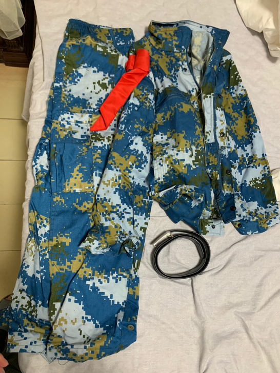 军训的衣服，不需要了。上衣、裤子、腰带、红...
