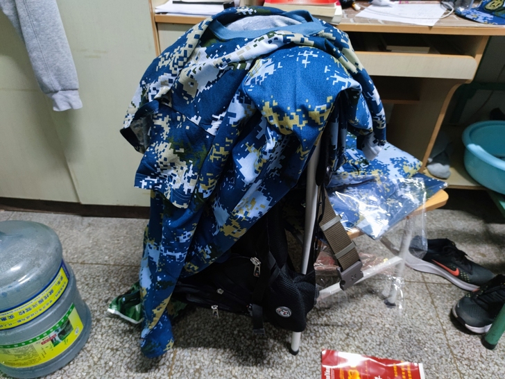 室友的全套大学生军训服