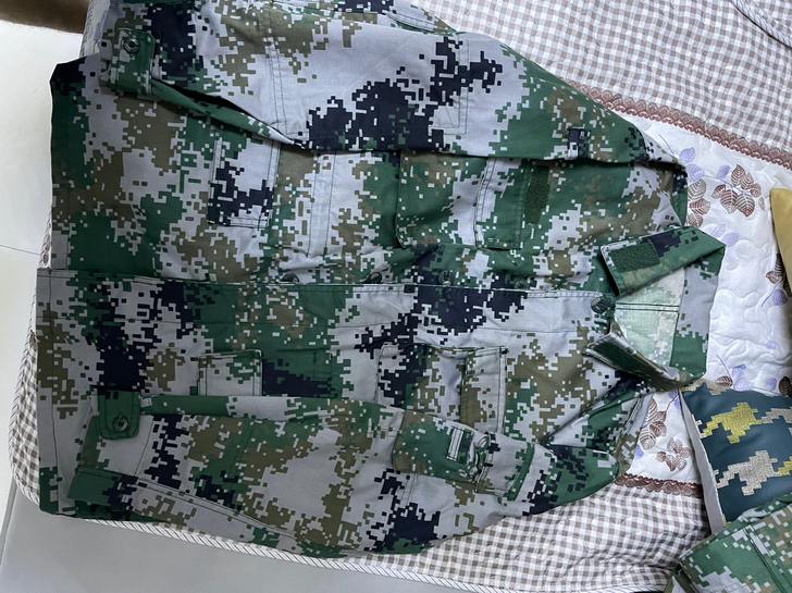迷彩！9.99新，就穿了一次！衣服裤子是1...