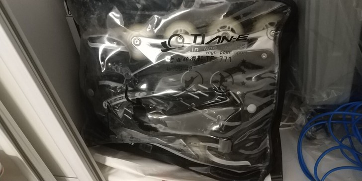 轮滑鞋滑冰鞋，买来时练过一会，一直闲置两年...