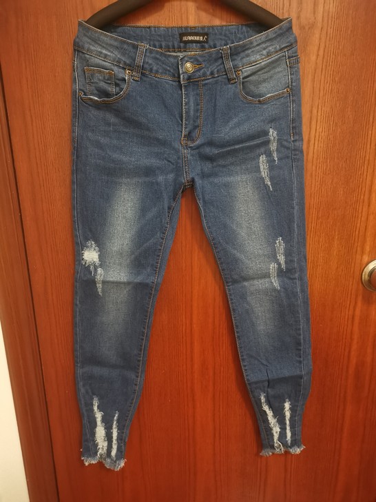 慕爱人破洞牛仔裤休闲修身弹力大，全新未穿过...