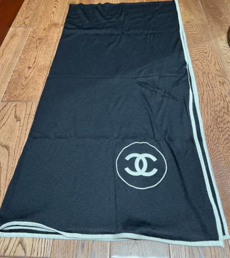 Chanel 经典款围巾全新，女孩的搭配神...