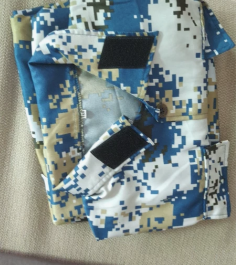 夏季儿童迷彩服套装，上衣是短袖的，长裤子，...