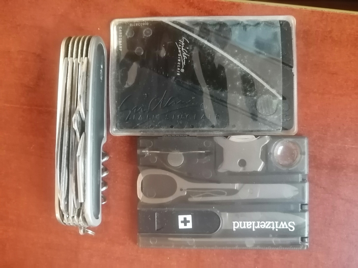 金达日美多功能工具，仿瑞士卡以及一个可折叠...