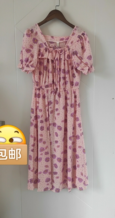 品牌连衣裙。小方领a字版。胸前蝴蝶结设计。...