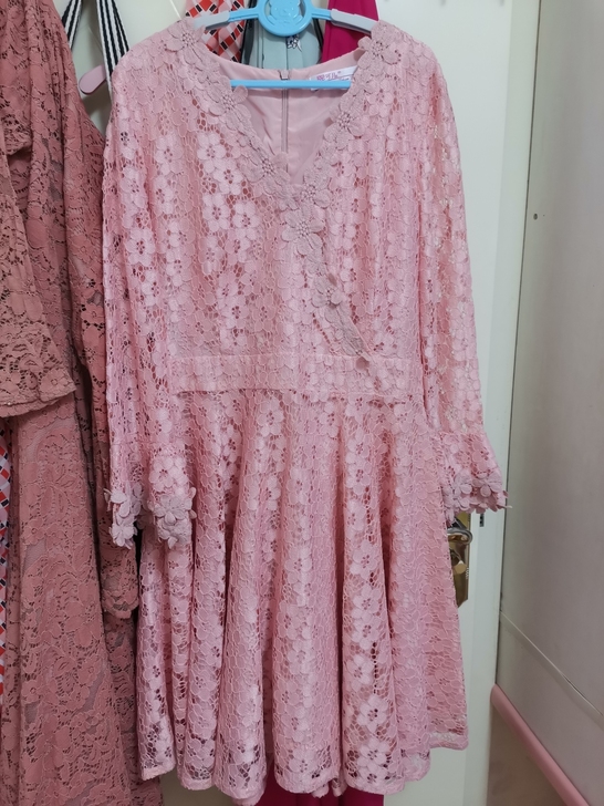 个人闲置许多衣服，不嫌弃，需要的联系我，本...