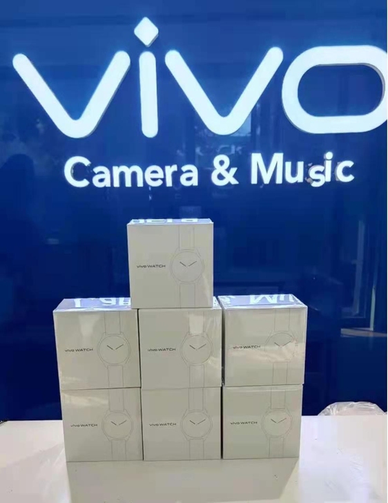 原价1299的智能手表现价只需899，并加...