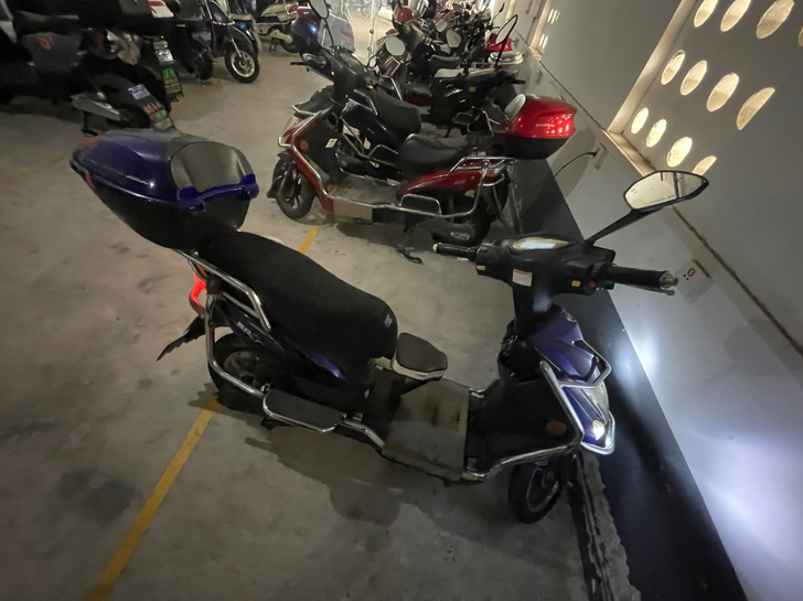 爱玛电动车   放车棚有一段时间没骑了，灰...