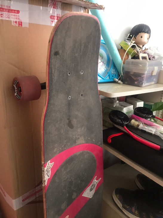 正品魔术师长板，轮子有小小裂，完全不影响使...