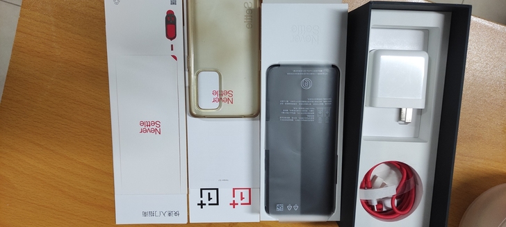 1.入手原因：对联名的哈苏相机有情怀。
