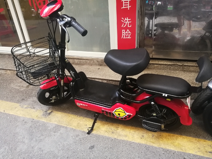 朋友有事离开厦门帮他出售48V爱玛电动车,...