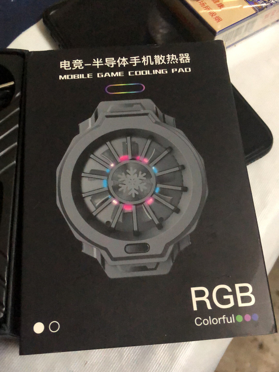 手机散热器，带无线充电，全新只开盒试过。最...